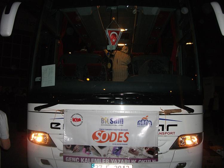 Genç Kalemler Izmir Yolunda