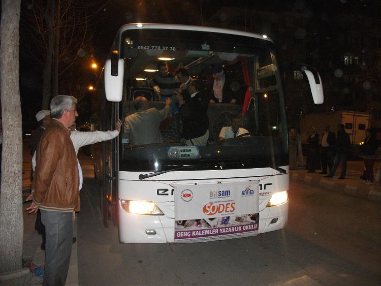 Genç Kalemler Izmir Yolunda